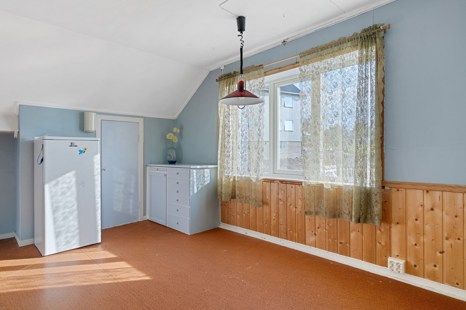 Eldre del på loft, tidligere vært brukt som et ekstra kjøkken, per i dag disponibelt rom som ikke er oppusset Galleribilde