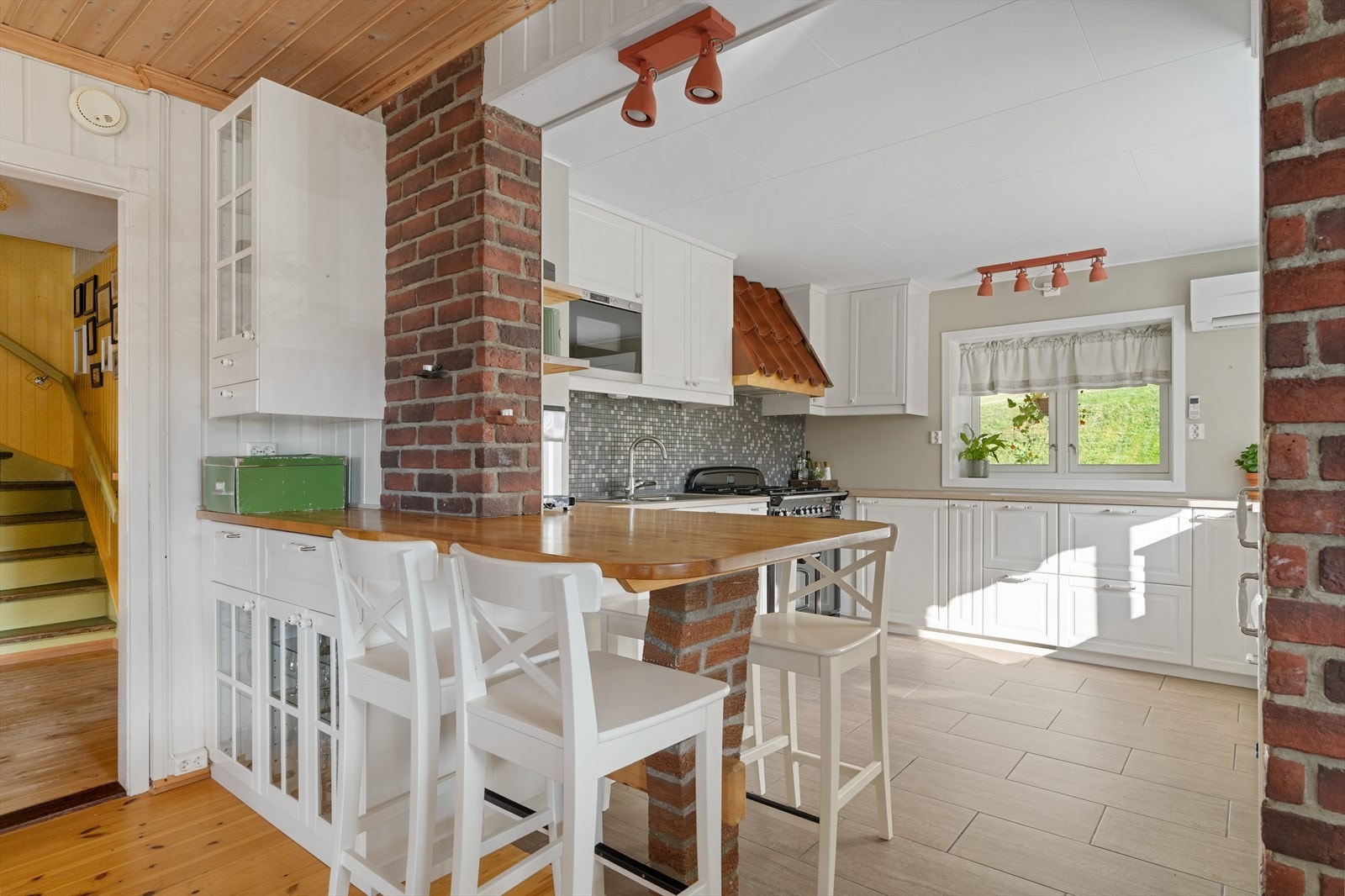 Innvendig holder boligdelen en sjarmerende og tiltalende standard Galleribilde