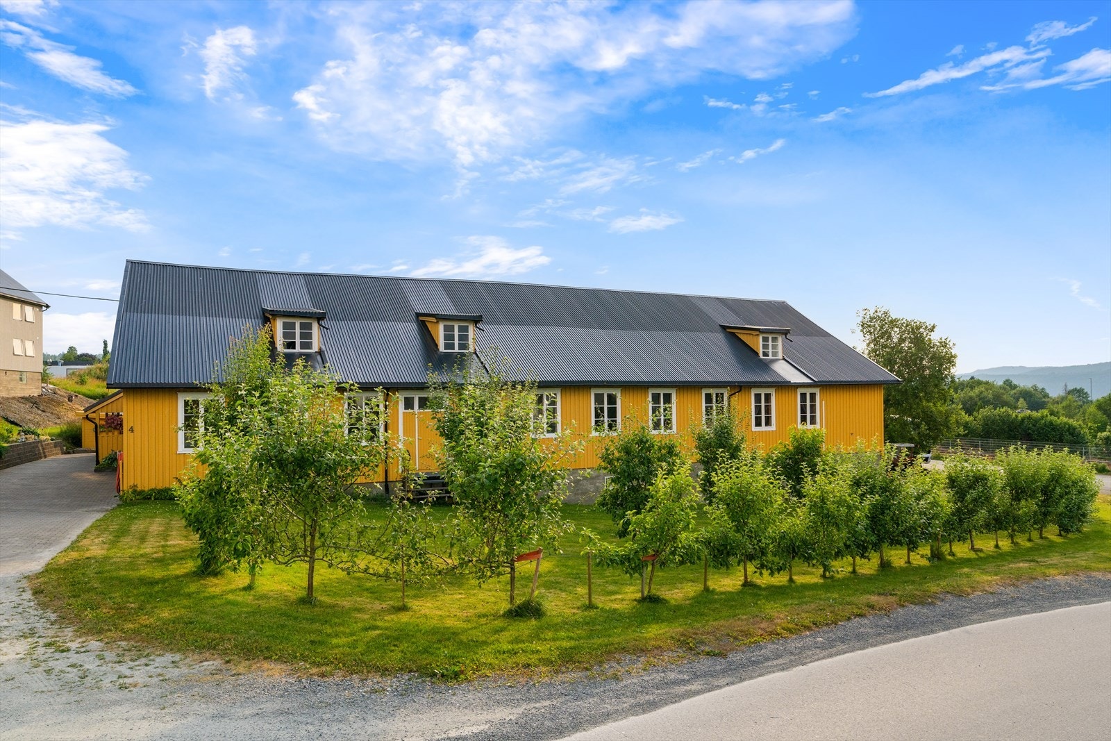 Titalls frukttrær er plantet omkring eiendommen Galleribilde