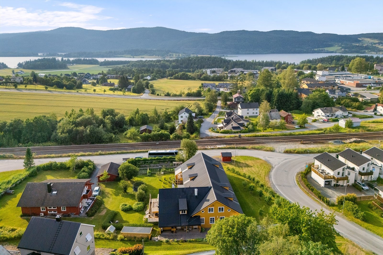 Nåværende næringsbebyggelse, hvor det tillates industri, lager, verksted, vegserviceanlegg og bensinstasjon. I matrikkelen er en del av bygget registrert som bolig, mens lagerhallen er registrert som næring. En del av bebyggelsen er godkjent som bolig. Galleribilde