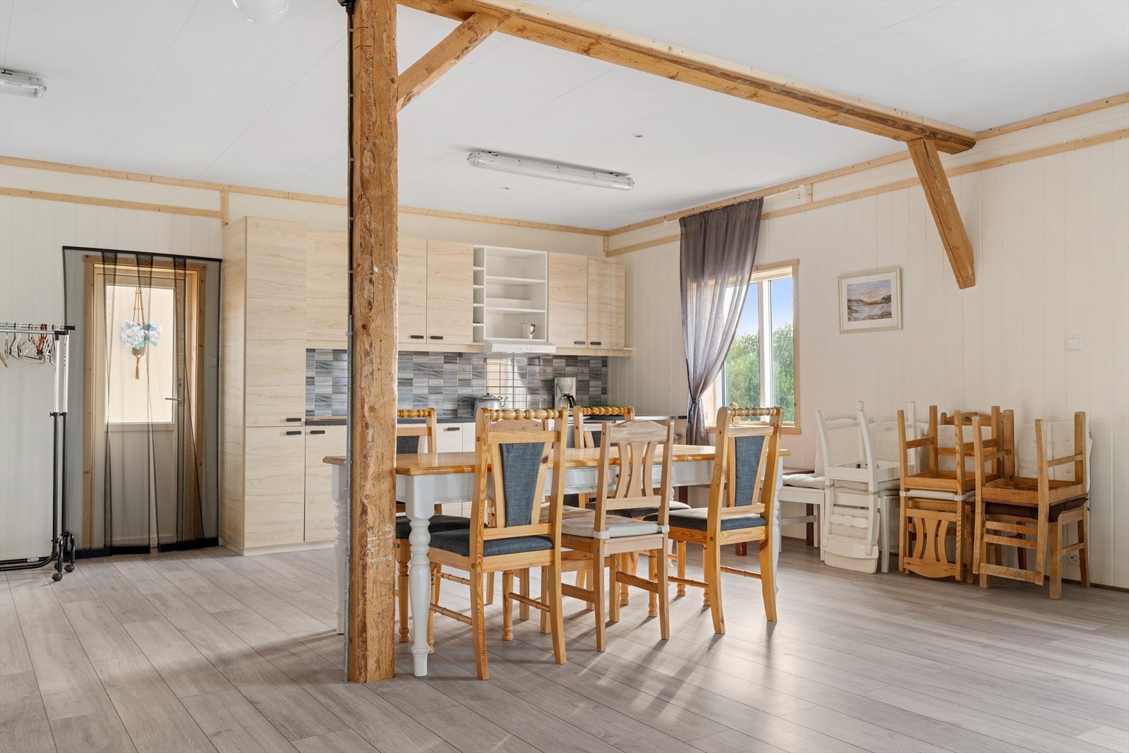 Lokalet er hele 85 kvadratmeter stort og er utstyrt med nyere type kjøkken (ikke tilkoblet vann/avløp) samt nye moderne overflater Galleribilde