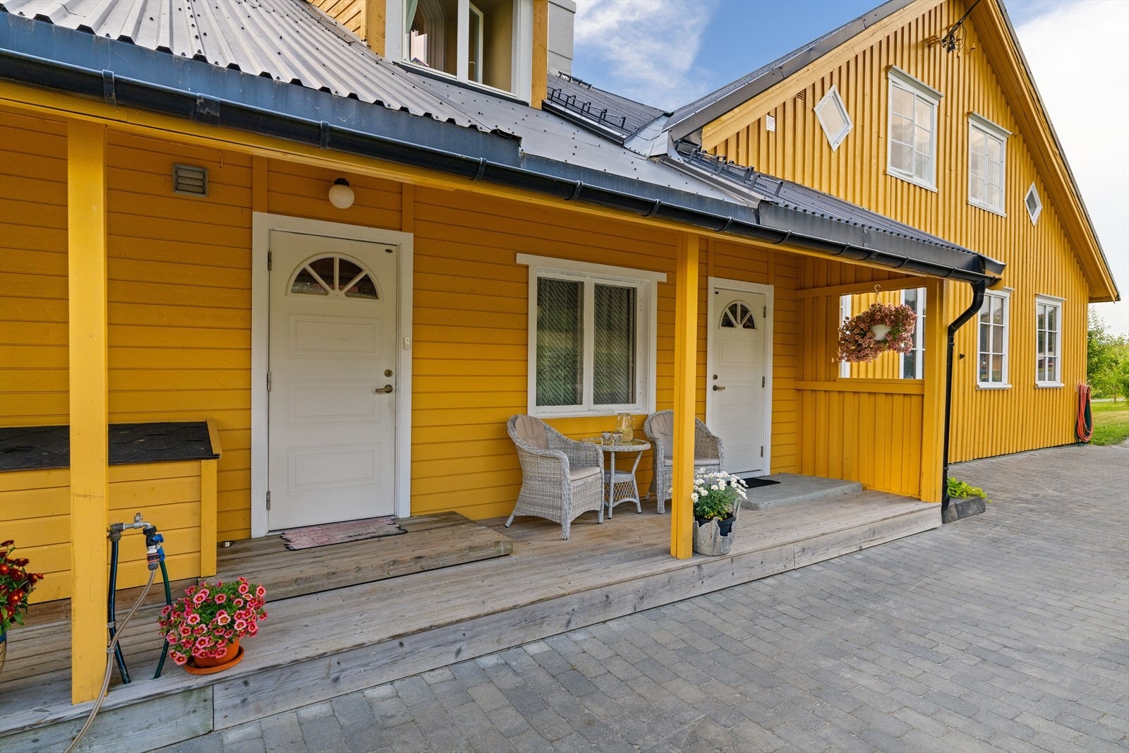 Pent stenlagt adkomstparti opparbeidet i nyere tid Galleribilde