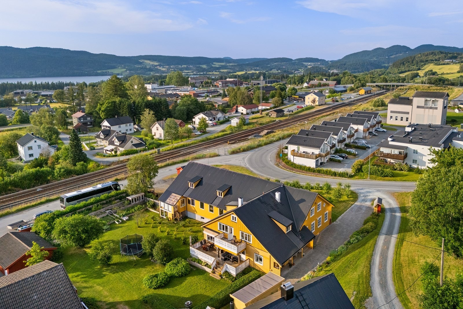 Her får du hele 968 kvadratmeter med bygningsmasse samt over 2 mål stor tomt Galleribilde