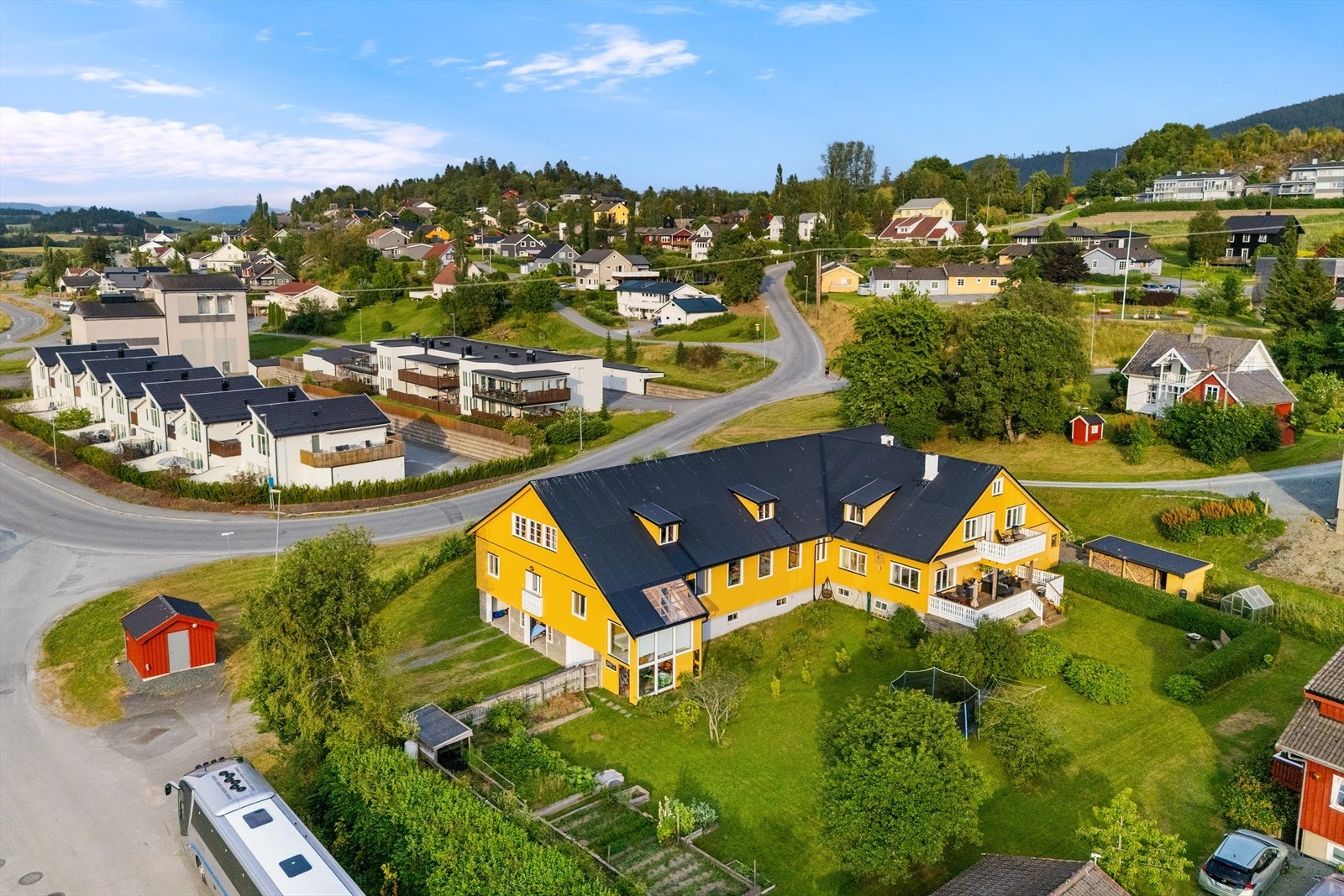 Eiendommen ligger like ved Åsen sentrum med kort vei til omkringliggende nødvendige fasiliteter og servicefunksjoner Galleribilde