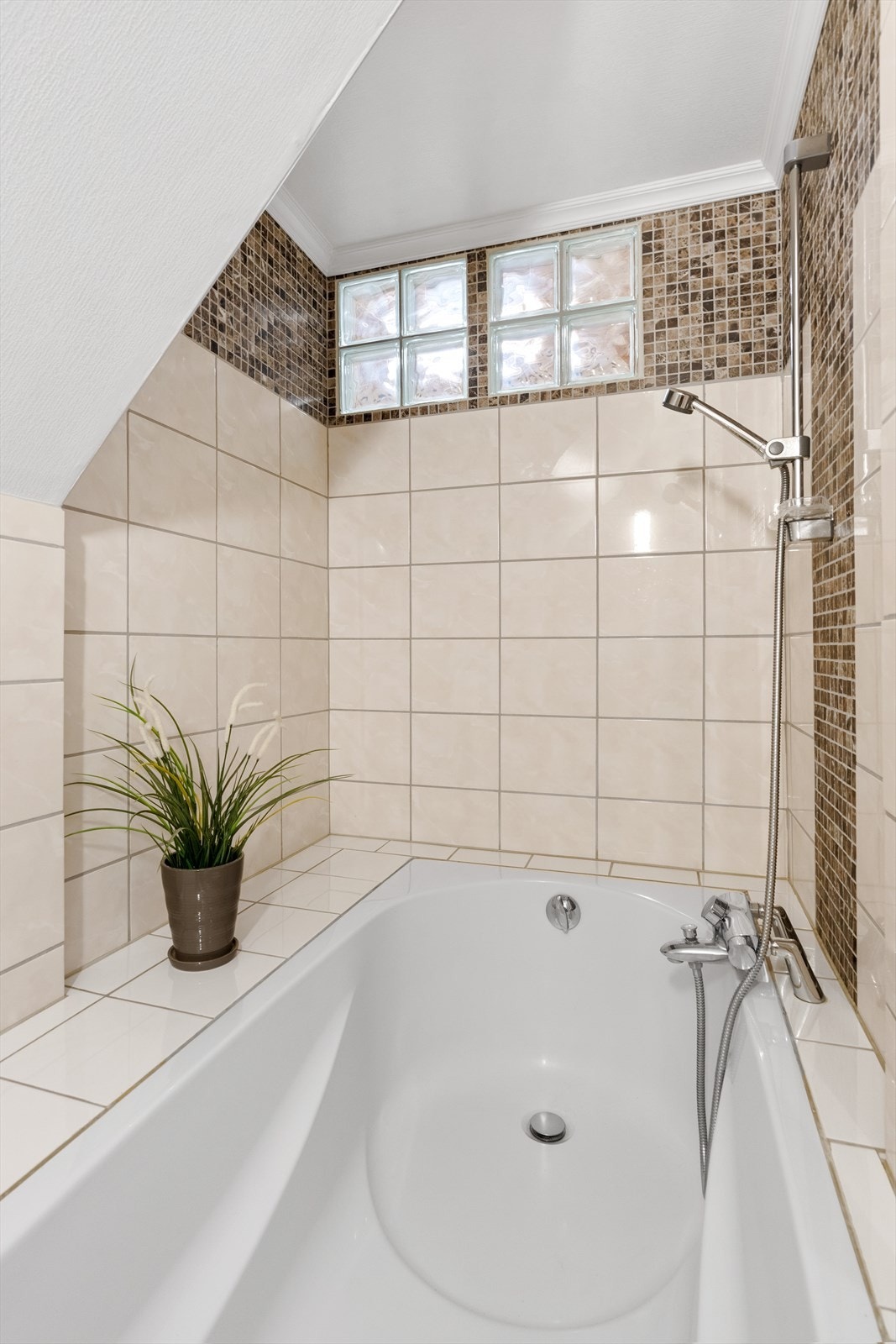 Innfelt badekar med dusjløsning Galleribilde