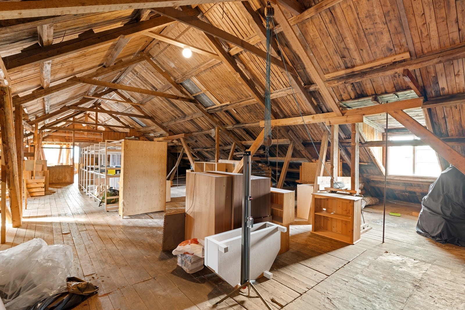 I næringsdelen, i det som i sin tid var en trevarefabrikk, er store deler av arealene like og benyttet til lagring og oppbevaring Galleribilde