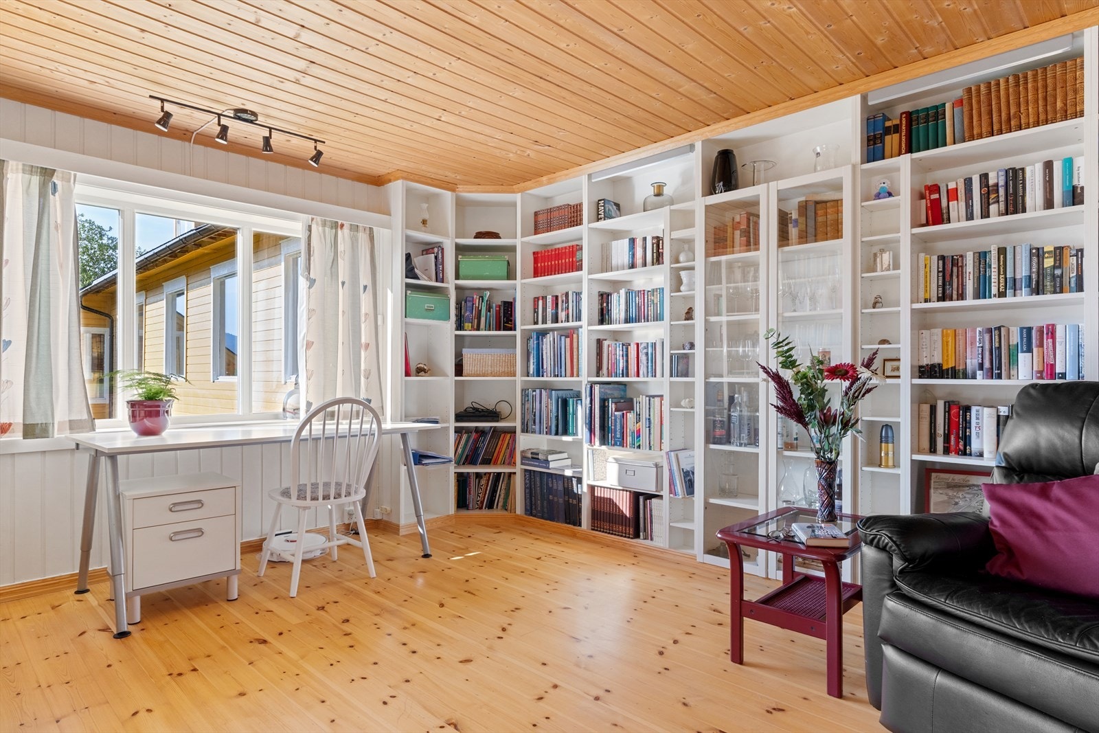 Bibliotek og oppholdsrom ved stuen, god størrelse og mulig å benytte til flere ting Galleribilde