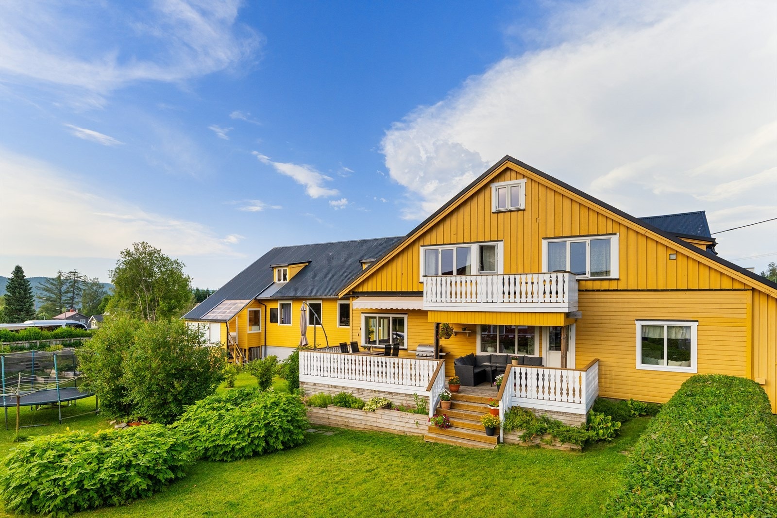 Fra eiendommen er det bare noen minutter unna både skole, barnehager, idrettsanlegg, turmuligheter, butikker m.m. Galleribilde