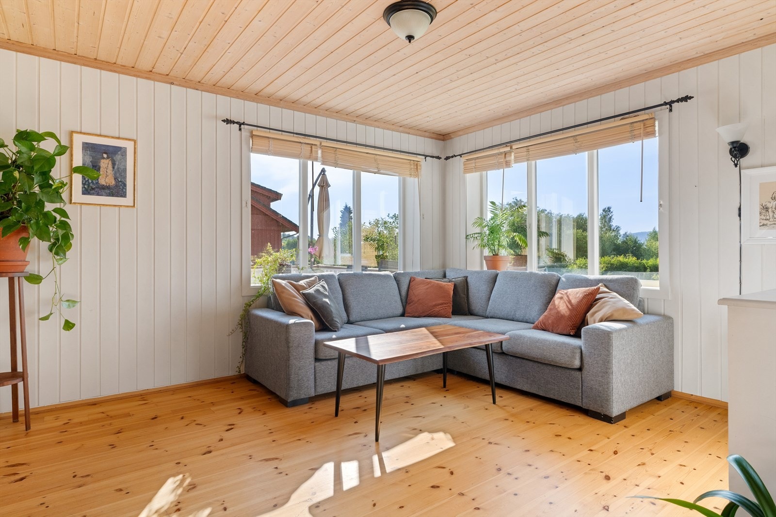 Boligen varmes opp både via varmepumpe, flere ildsted for vedfyring og elektrisitet Galleribilde