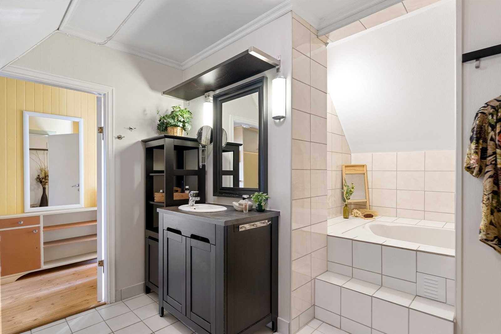 Badet ble pusset opp i 2010 og er utstyrt med blant annet badekar, innredning med servant, vegghengt toalett, opplegg for vaskemaskin (Kran og avløp) Galleribilde