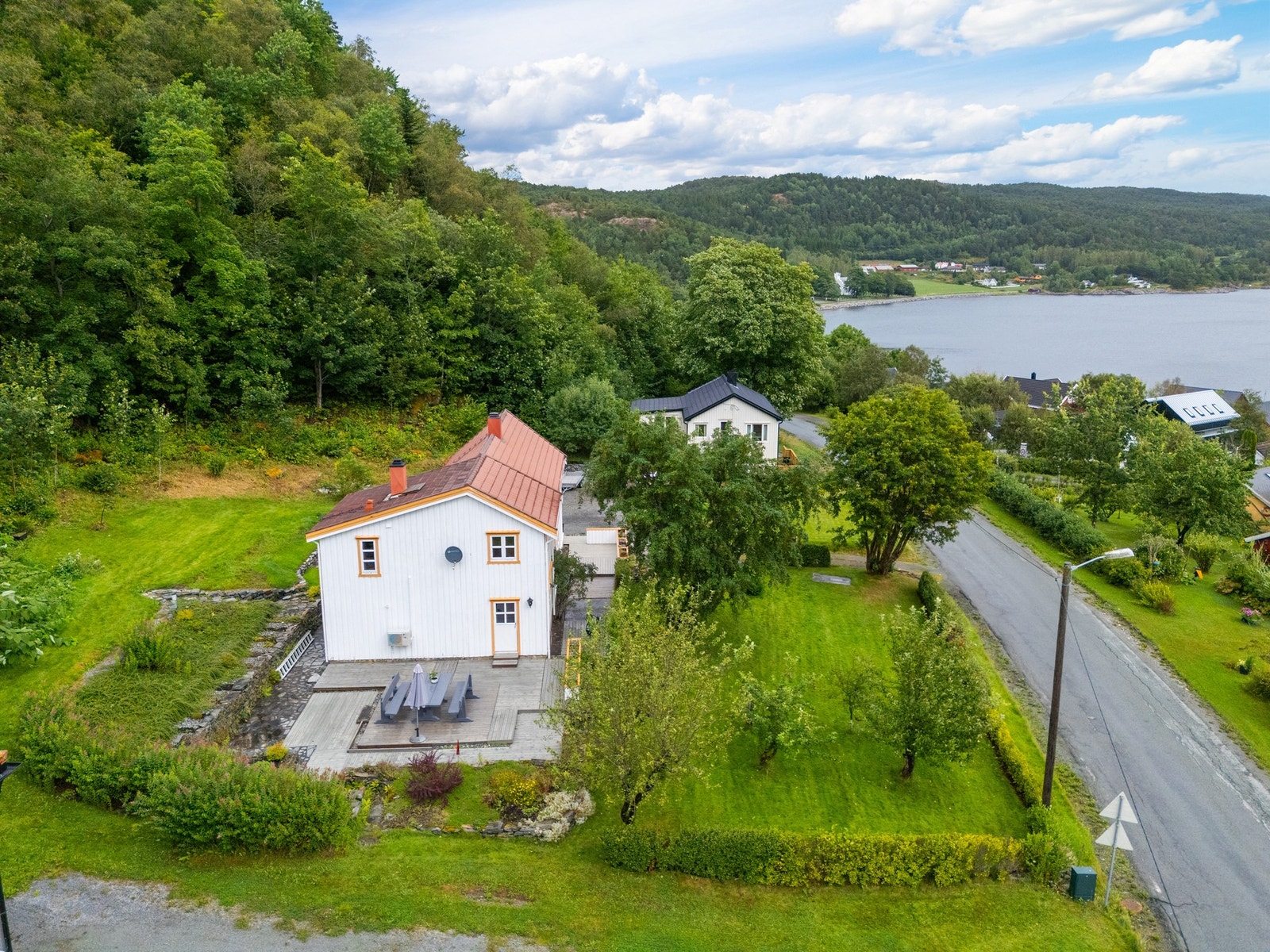 Stor tomt og kort vei til den flotte badestranda. Galleribilde