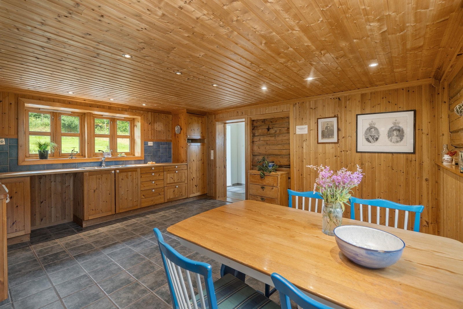 Kjøkken. Her er det godt med plass til en spisegruppe. Galleribilde