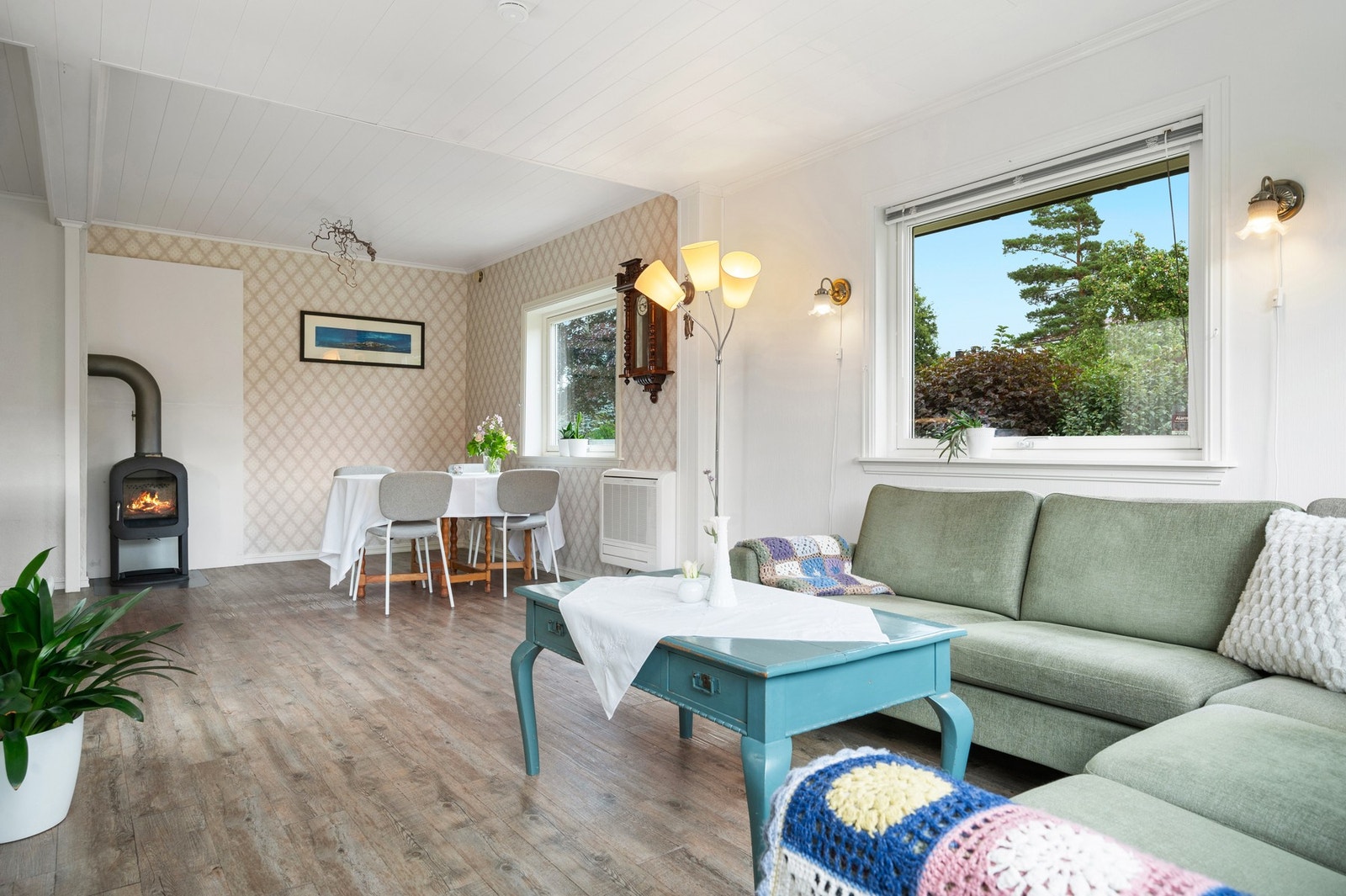 Eneboligen varmes opp med varmepumpe, vedovn, varmekabel og panelovn. Galleribilde
