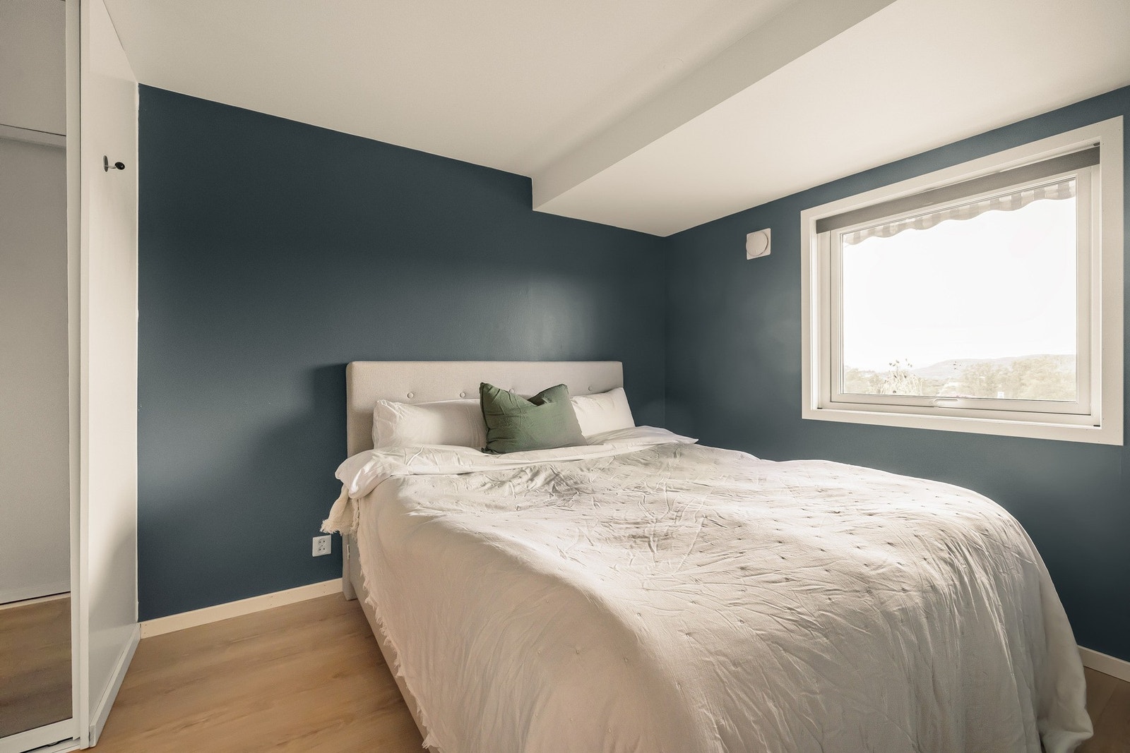 Romslig hovedsoverom med ensuite baderom. Galleribilde