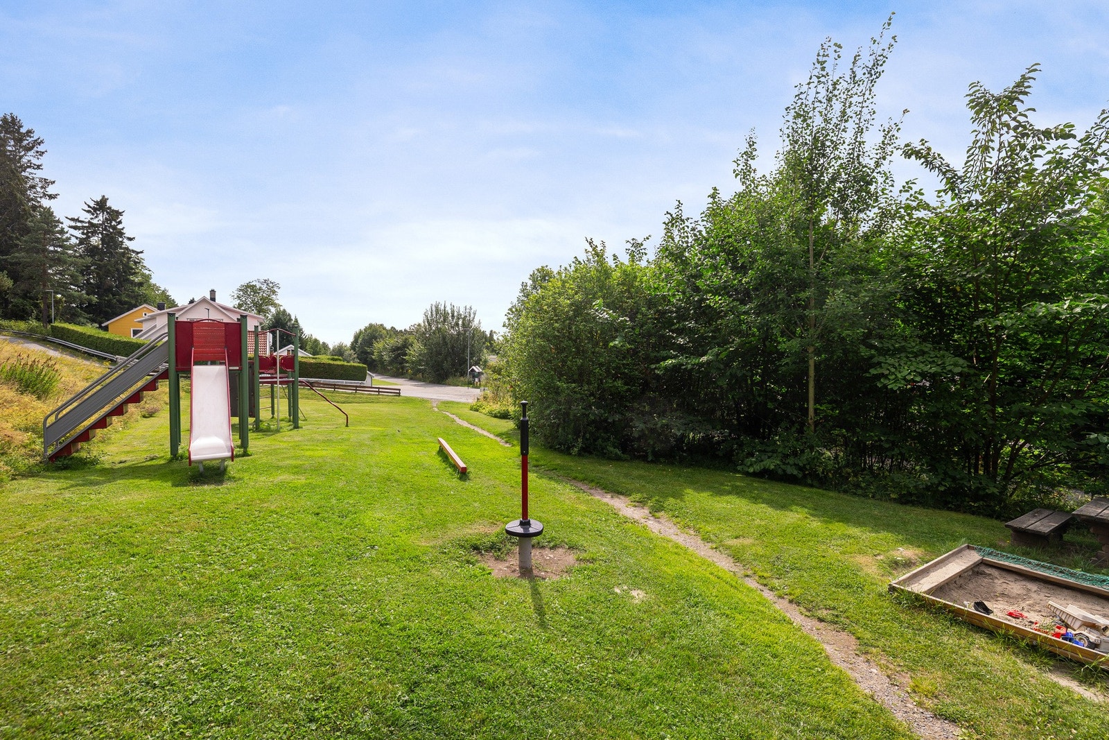 De minste syns at lekeplassen er helt rå - de voksne kan kose seg med en kaffekopp ved felles sittegrupper. Galleribilde