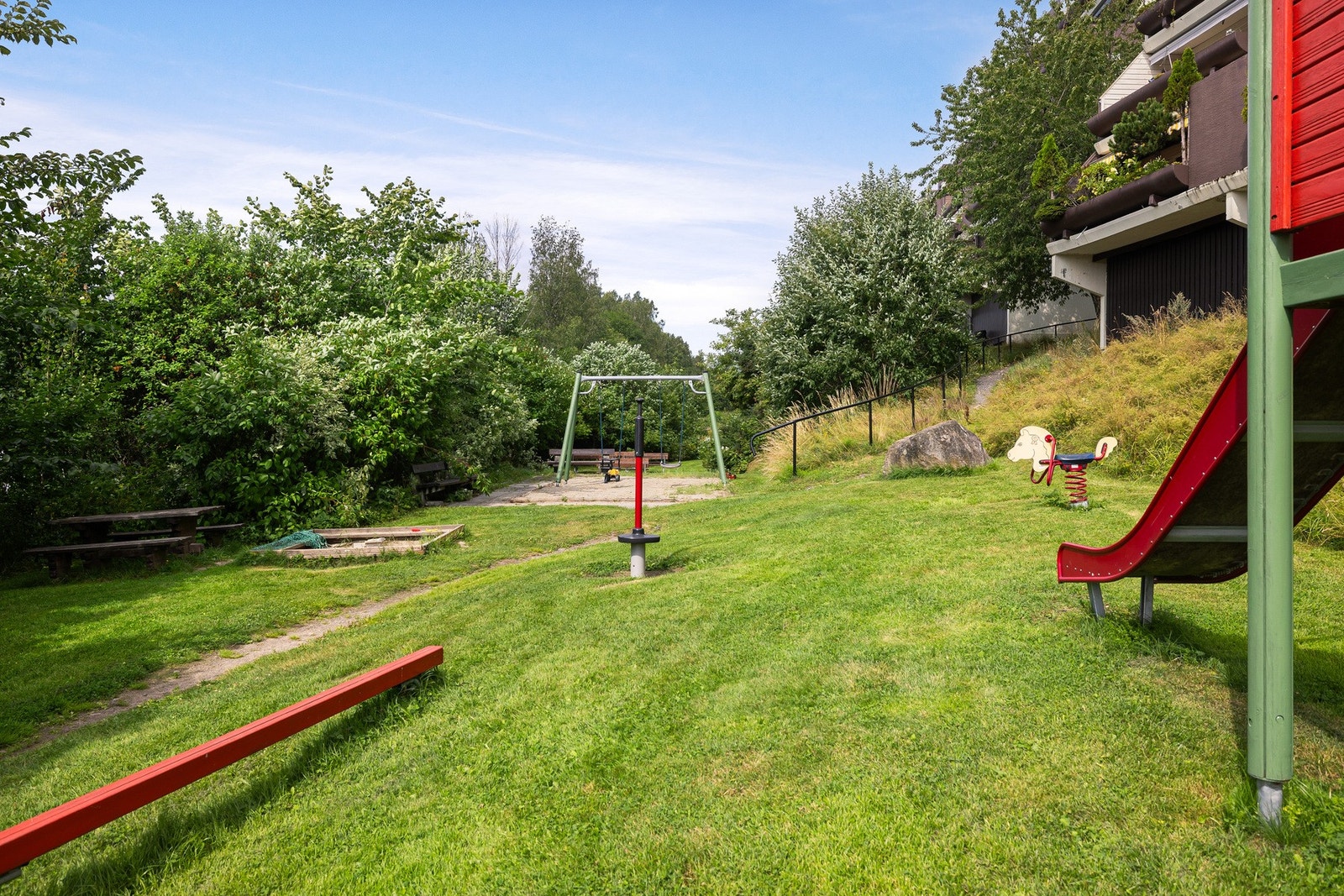 Borettslaget har en fin blanding av barnefamilier og voksne. Det er tillatt å ha katt og hund i borettslaget. Galleribilde