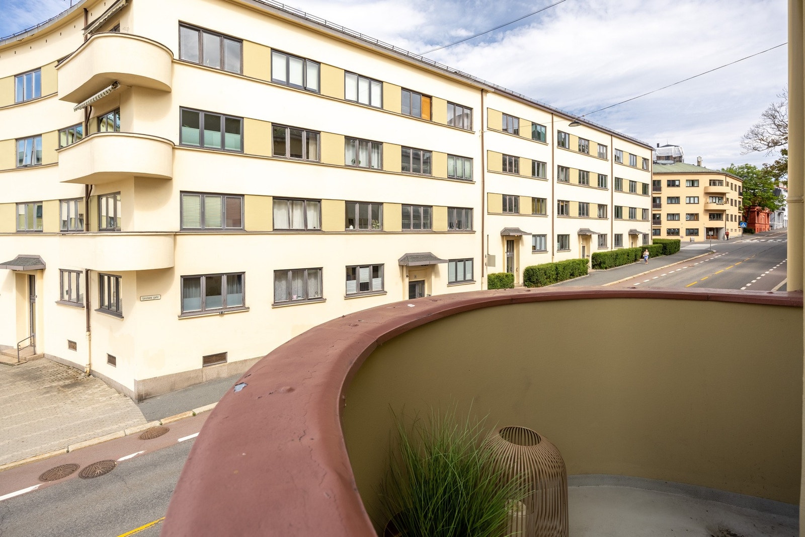 Det er sol på balkongen fra ca. kl-13-21 på sommerstid. Galleribilde