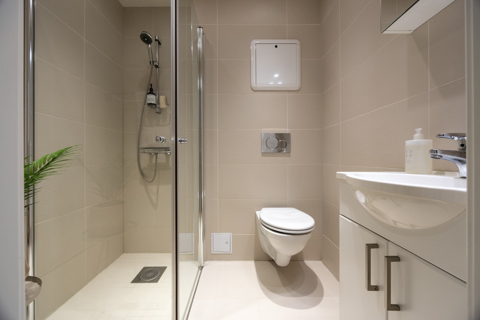 Videre har leiligheten et delikat helfliset bad fra 2013. Galleribilde