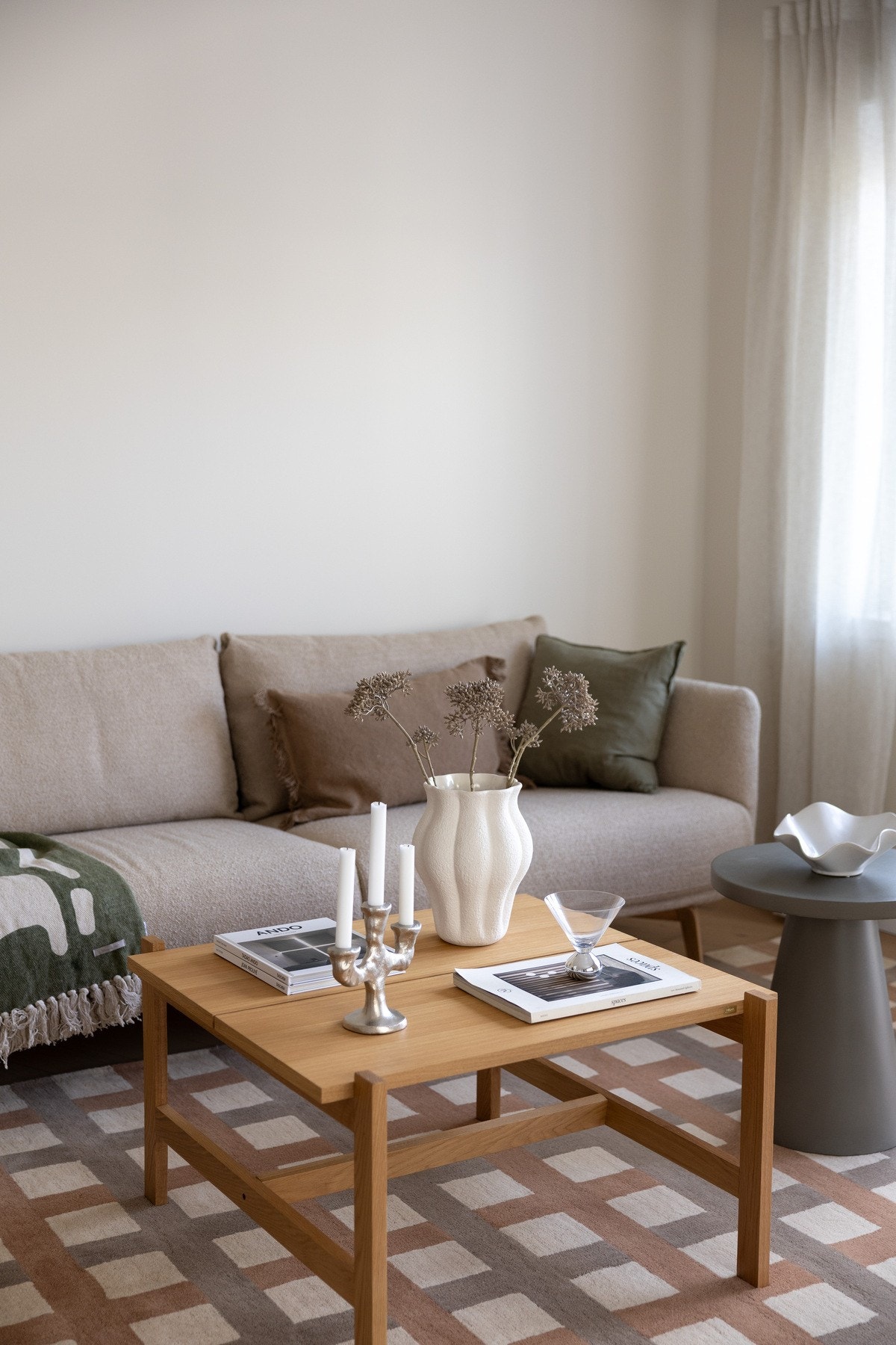 Overflatene er malt i en lys og behagelig fargetone, og på gulvet er det lagt parkett. Galleribilde