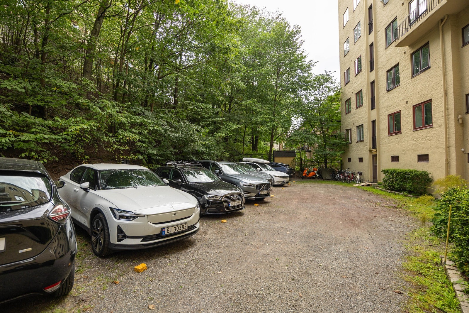 Det er mulighet for parkeringsplassleie med el-billader i sameiet etter venteliste/ansiennitet. Galleribilde