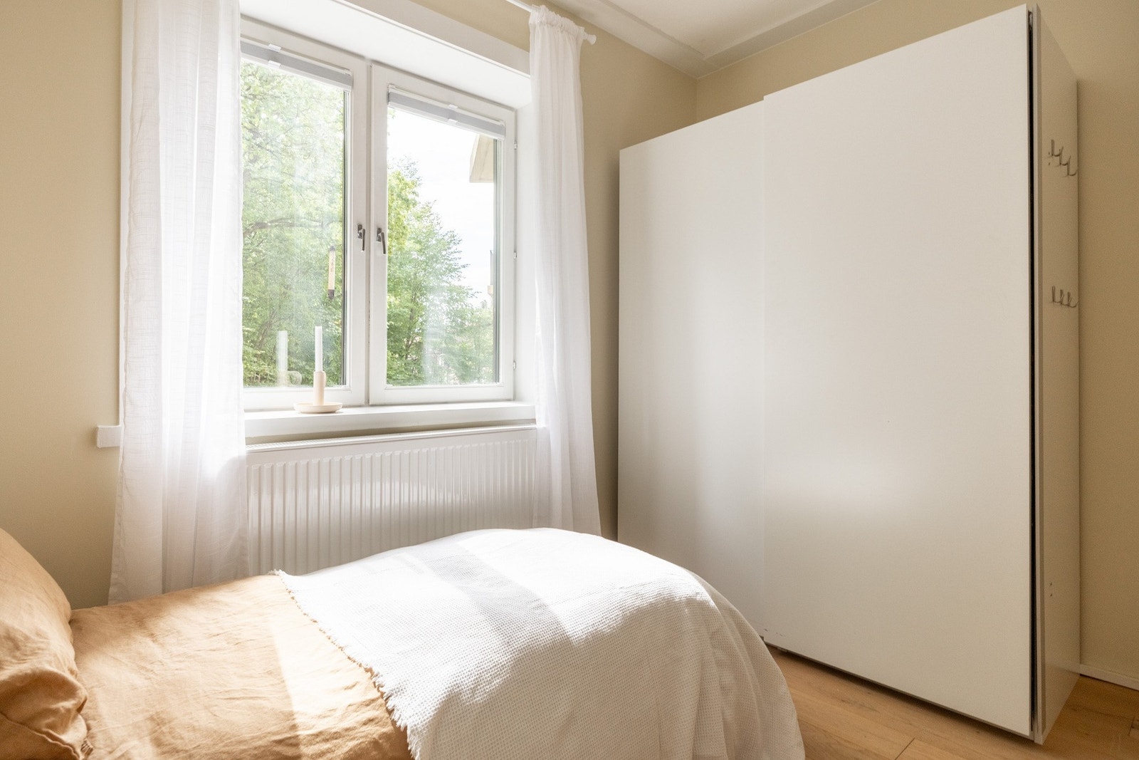 Plass for oppbevaring i medfølgende garderobeskap. Galleribilde