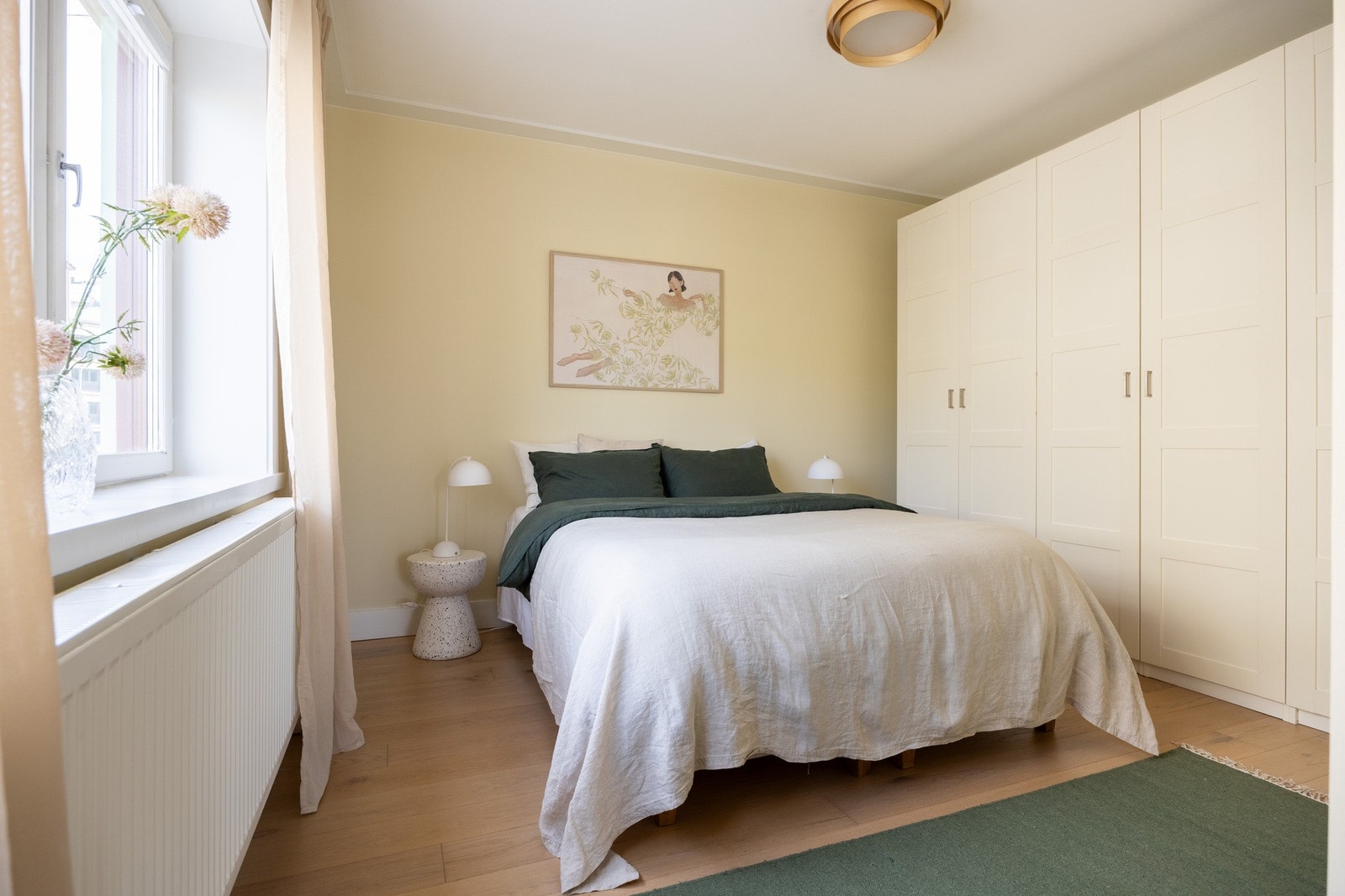 Hovedsoverommet er lyst og luftig. Galleribilde