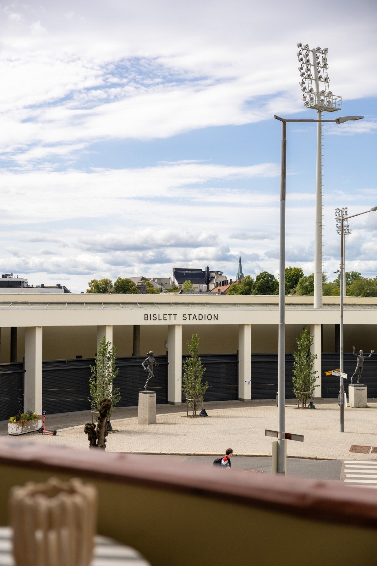 Leiligheten vender mot Martinus Lørdahls plass og ligger i 2. etasje. Galleribilde