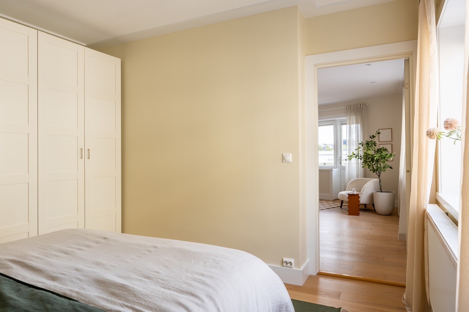 God plass til dobbeltseng og nattbord. Galleribilde