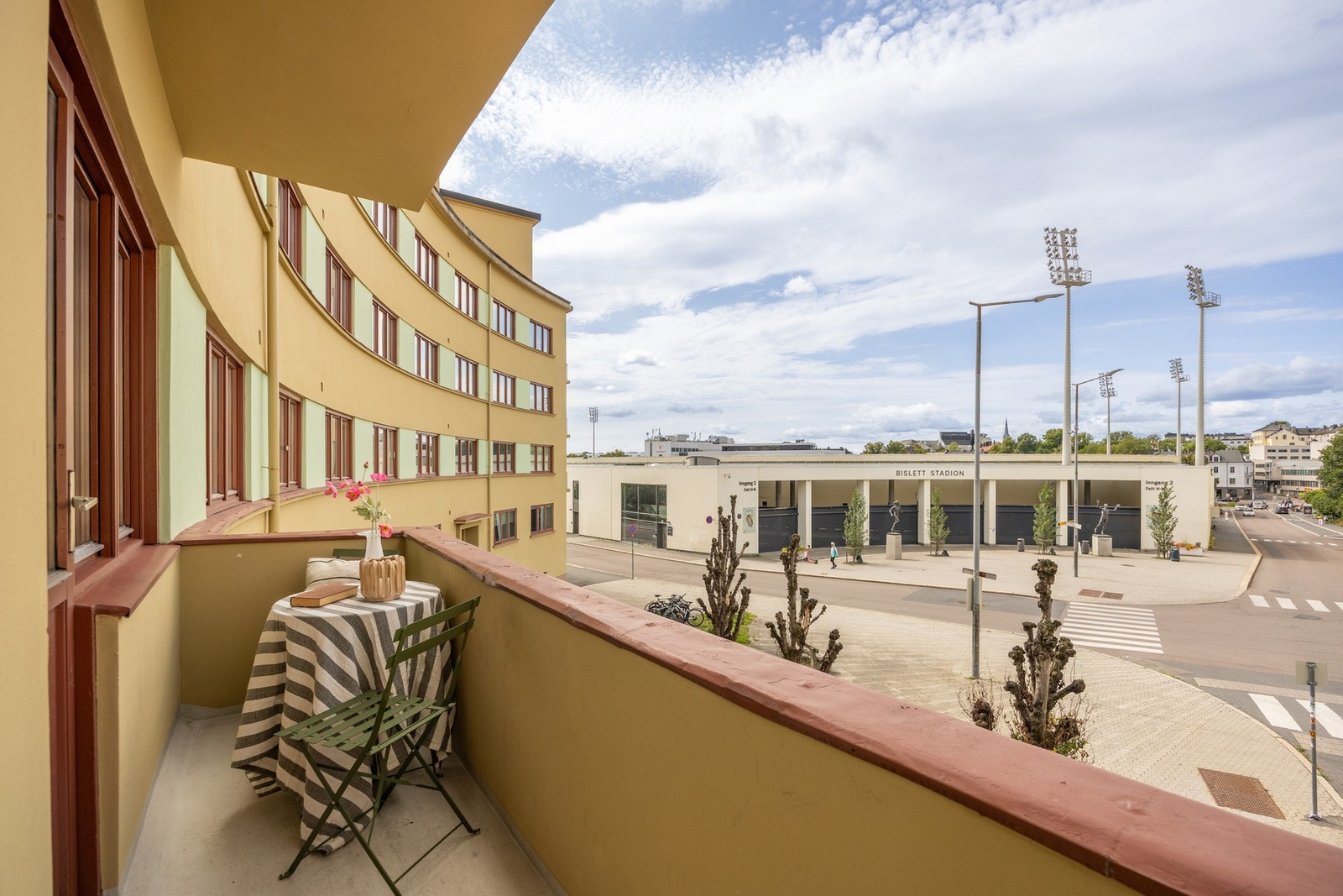 Leiligheten ligger fint lokalisert på hjørnet og har vestvendt balkong. Galleribilde