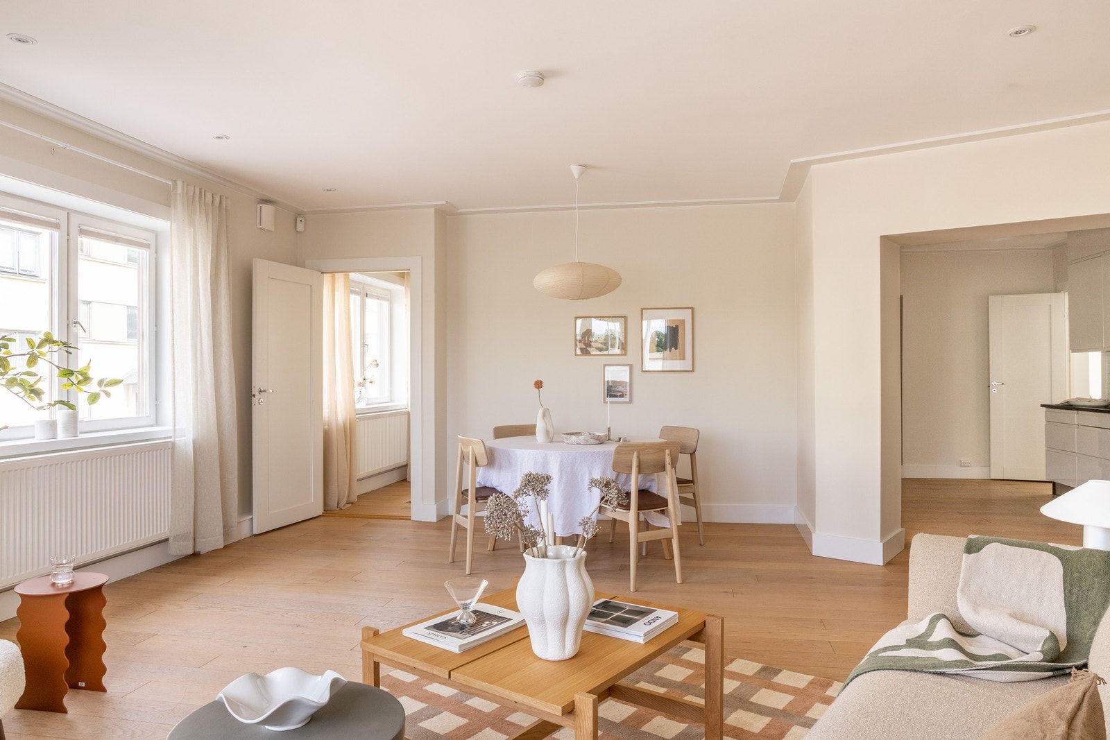 Det er videre adkomst mot separat kjøkken. Galleribilde