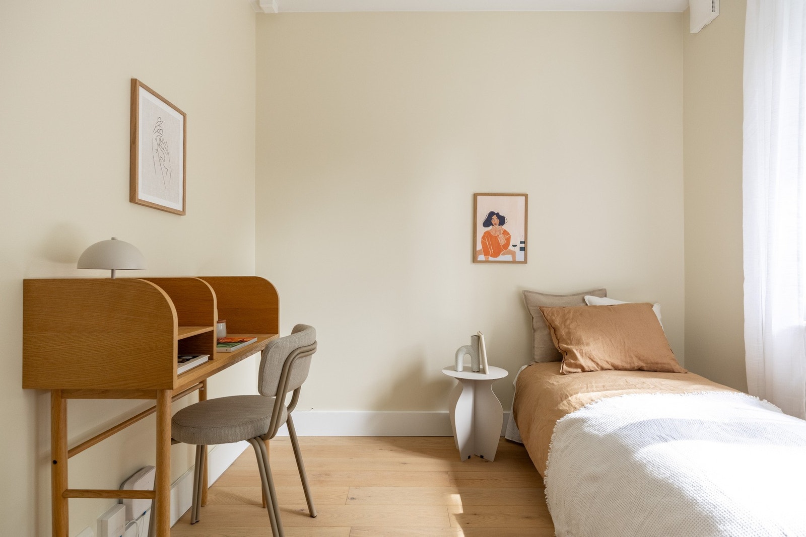Plass til seng, nattbord og kontorløsning. Galleribilde