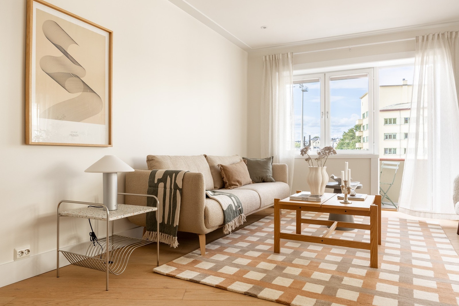 Lys og delikat stue med rikelig av naturlig lysinnslipp. Galleribilde