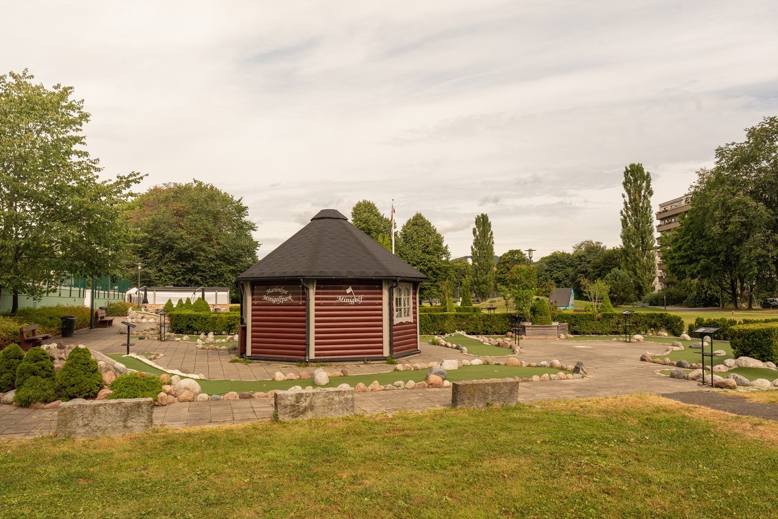 Idylliske Marienlystparken - Marienlyst Minigolf er et populært og sosialt tilbud for alle aldre Galleribilde