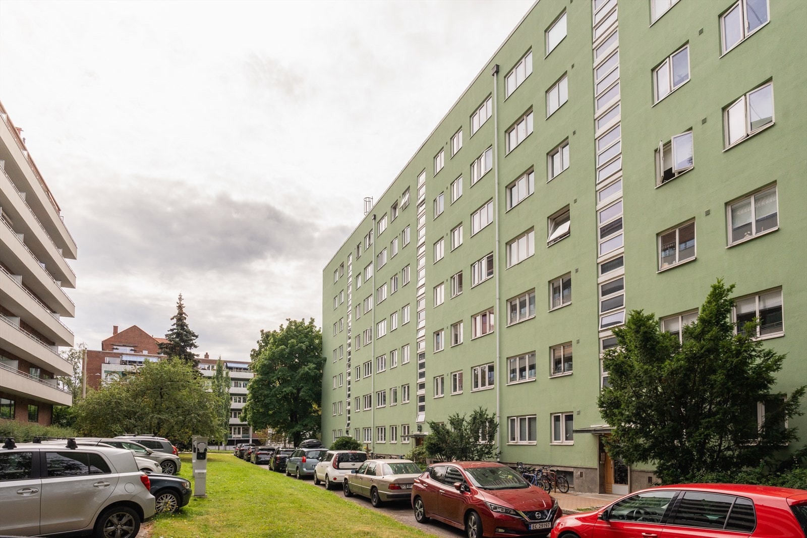 Sameiet har 22 parkeringsplasser utenfor oppgangene, 2 av disse er ment til kortvarig lading av elbiler. Hver seksjon disponerer ett parkeringskort som gir rett til bruk Galleribilde