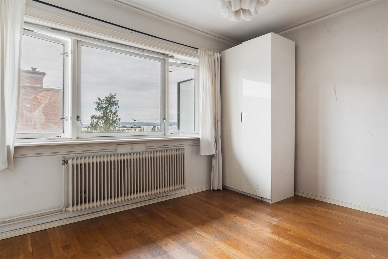 Romslig hovedsoverom med plass til stor seng og oppbevaring. Punktert vindu til venstre skal ihht til selges byttes (garantisak) Galleribilde