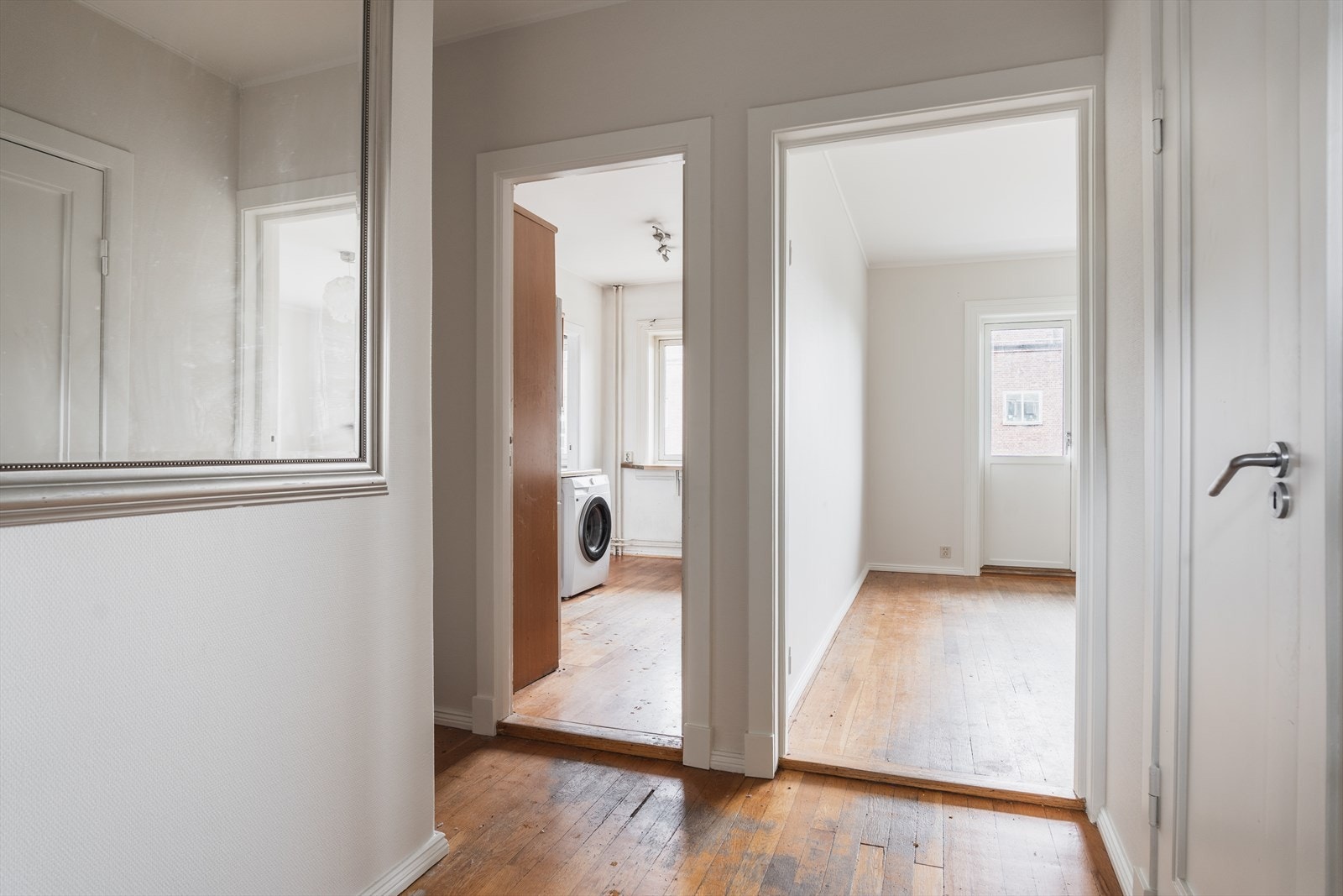 Entré - himlinger og dørkarmer er nymalt 2025 Galleribilde