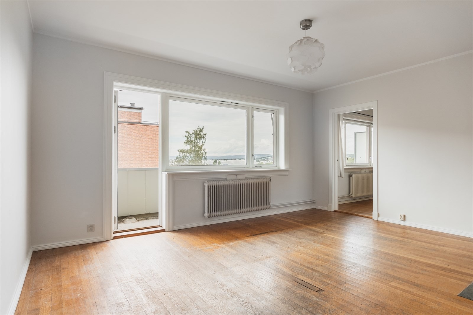 Boligen er gjennomgående lys med rikelig naturlig lysinnslipp Galleribilde