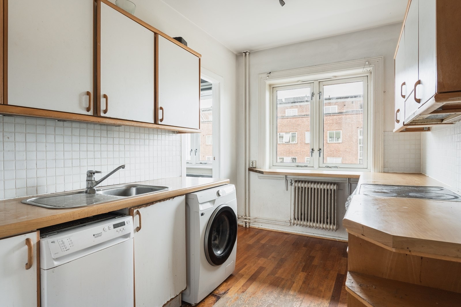 Boligen varmes opp med radiatorer tilknyttet sentralfyring. Både oppvarming og varmtvann er inkludert i moderate felleskostnader Galleribilde