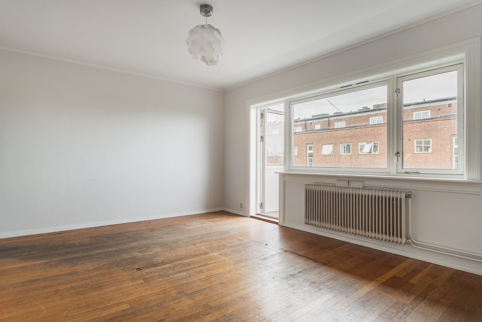 Det originale tregulvet kan på en enkel og rimelig måte rehabiliteres ved å bytte ut skadede bord og deretter slipes, i tråd med takstmannens anbefaling Galleribilde