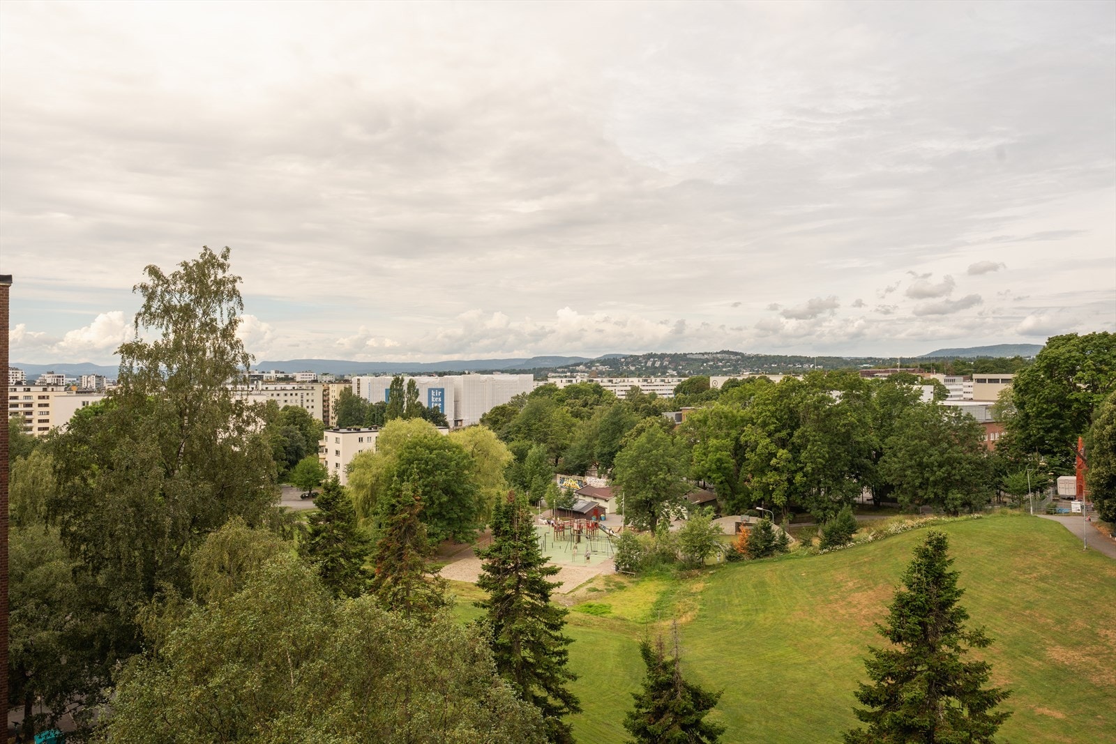 Svært solrik sydvestvendt balkong på hele 12 kvm med fantastisk utsikt som strekker seg utover Oslo Galleribilde