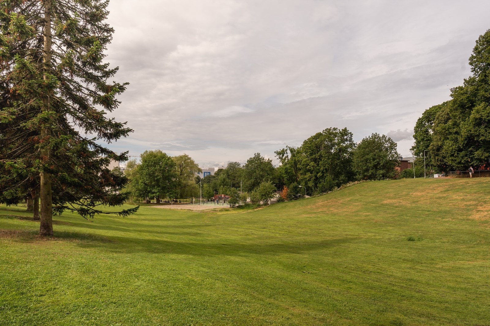 Idylliske Marienlystparken - Sandvolleyballbane tilbyr sommerstemning midt i byen Galleribilde