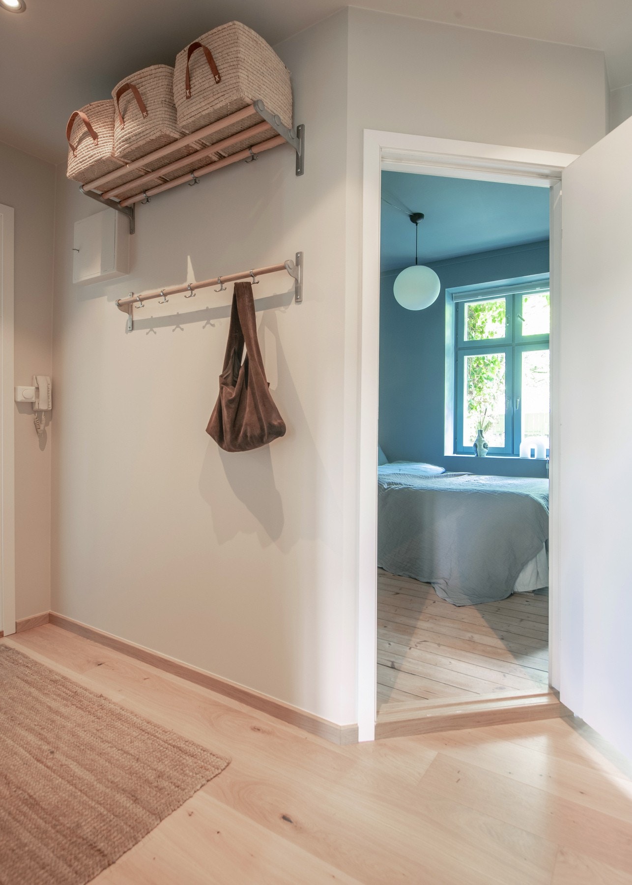 Fra entré har man praktisk tilgang til begge soverom og baderom. Galleribilde