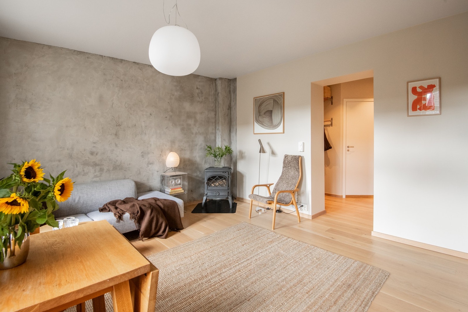 Stuen ligger i åpen løsning med kjøkkenet og byr på svært gode møbleringsmuligheter Galleribilde