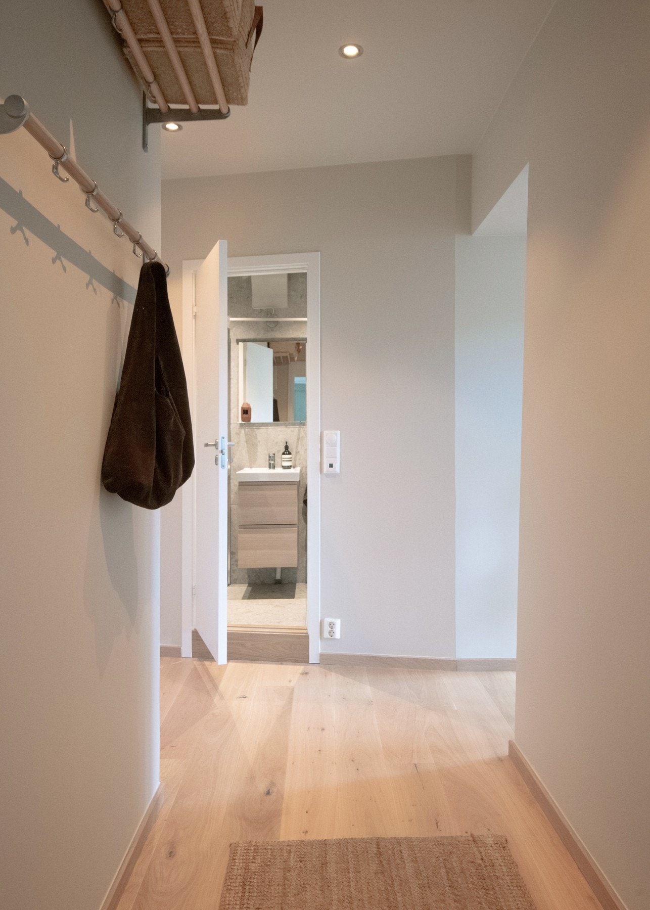 Entréen byr på gode muligheter for en praktisk og smart innredning med oppheng til yttertøy og plass for skostativ. Galleribilde