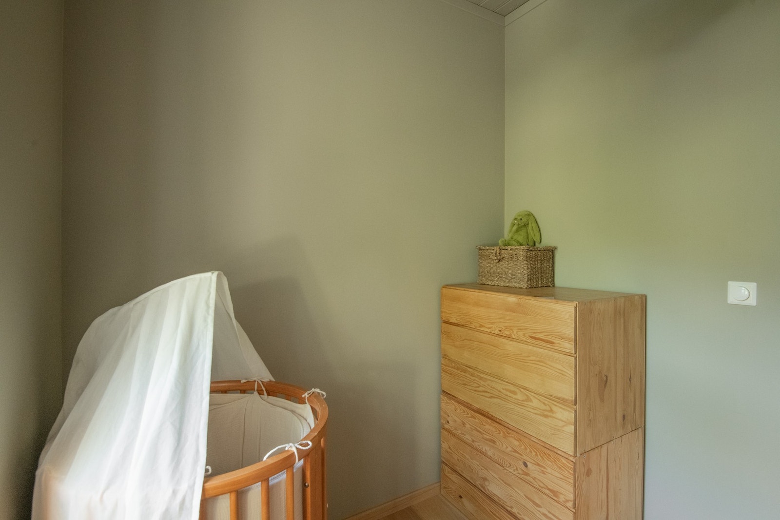 Malt i en behagelig fargepalett og er belagt med stilfull parkett som harmonerer fint med øvrig interiør. Galleribilde