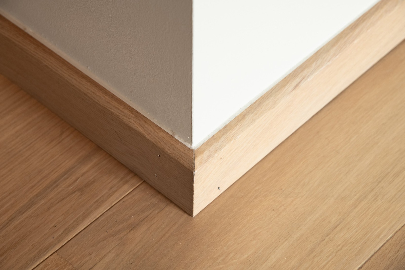 Det lagt en lekker, bred parkett, og veggene er helsparklede og malt i en lun og behagelig farge i 2025. Galleribilde