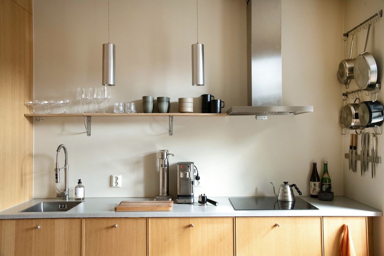 Kjøkkenet er godt utstyrt med integrerte hvitevarer, herunder stekeovn, platetopp, oppvaskmaskin samt kjøleskap/fryser. Galleribilde