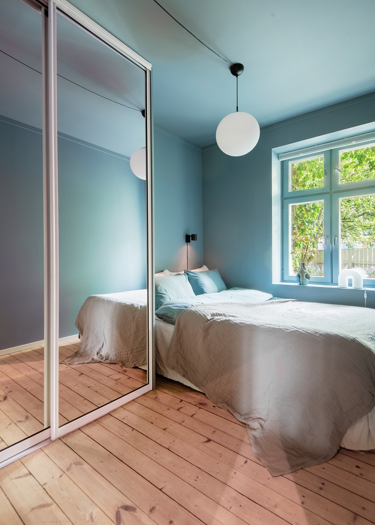 Praktisk skyvedørsgarderobe med god oppbevaring. Galleribilde