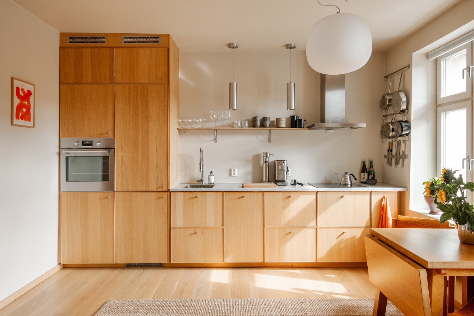 Kjøkkenet fremstår som moderne og smakfullt, med en stilren innredning fra 2021. Innredningen har glatte fronter i en elegant eikeutførelse, kombinert med en slitesterk laminat benkeplate som gir et helhetlig og delikat uttrykk. Galleribilde