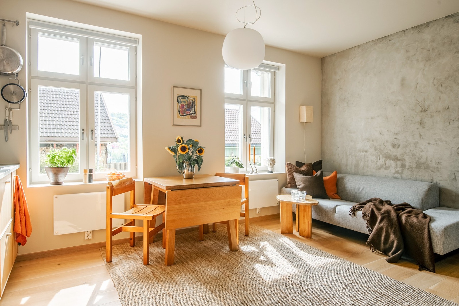 Leiligheten har en sosial stue- og kjøkkenløsning og gjennomgående høy standard. Galleribilde